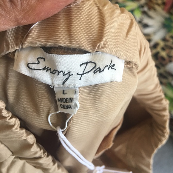 Adorable Dolls Kill Emory Park khaki colored cargo skirt w/back split - Picture 3 of 16